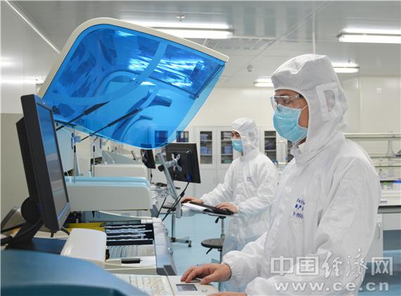 图为新产业生物医学工程公司技术研发人员在做新冠病毒化学发光检测